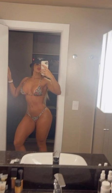 Naakte gelekte OnlyFans-foto van Amanda Medeiros