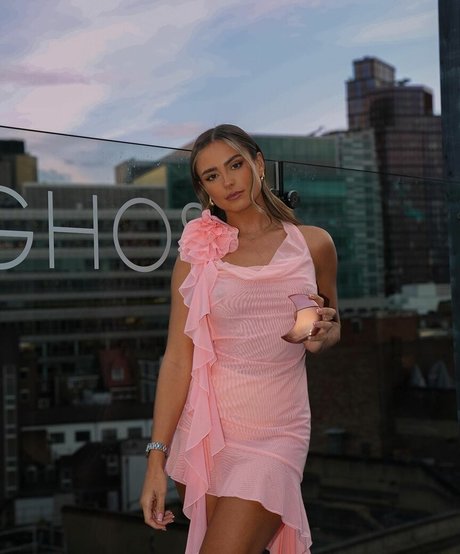 Naakte gelekte OnlyFans-foto van Leah Taylor