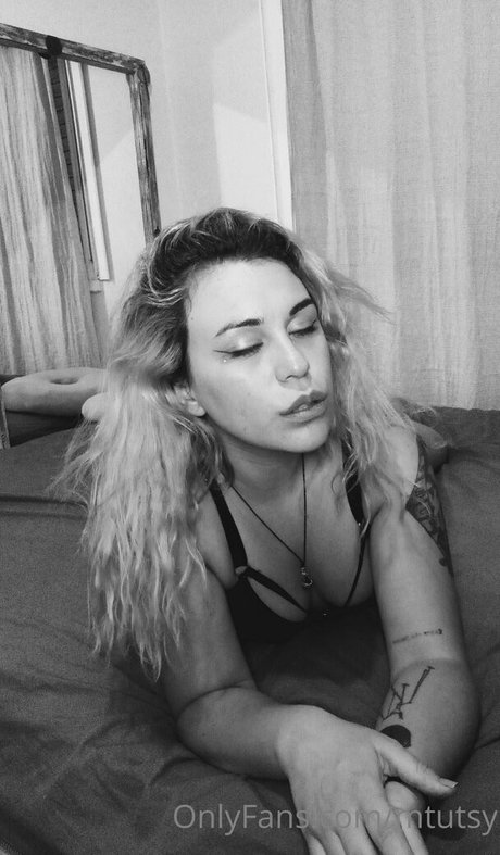 Naakte gelekte OnlyFans-foto van Mtutsy