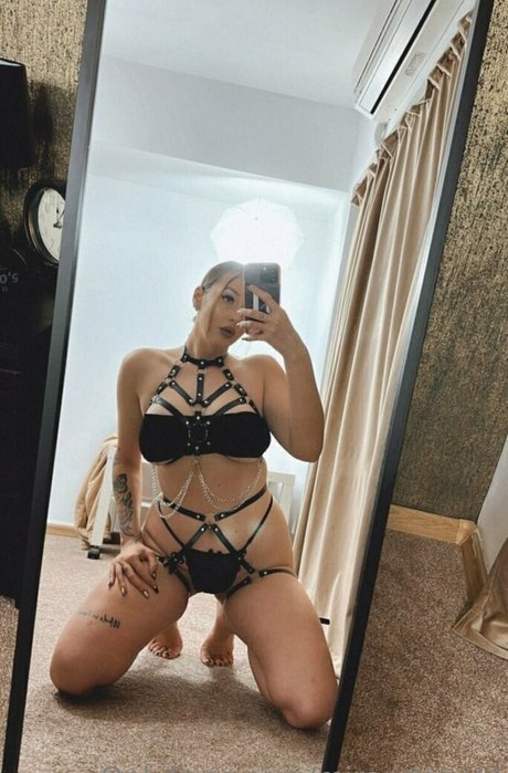 Naakte gelekte OnlyFans-foto van Mirandahalil
