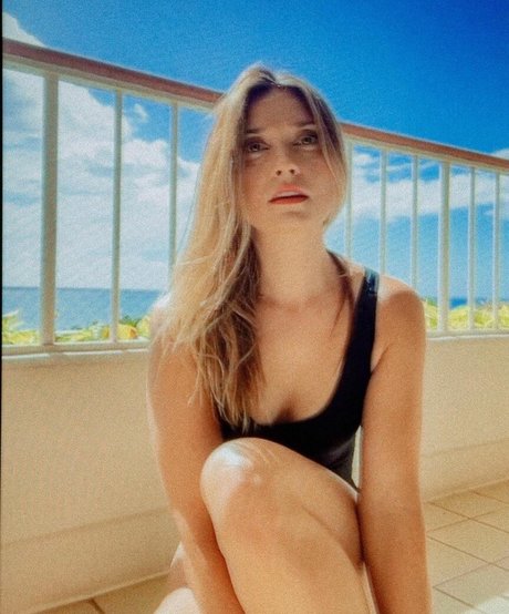 Naakte gelekte OnlyFans-foto van Spencer Grammer