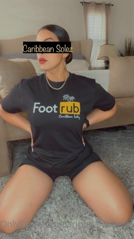 Naakte gelekte OnlyFans-foto van Caribbeansolezlounge
