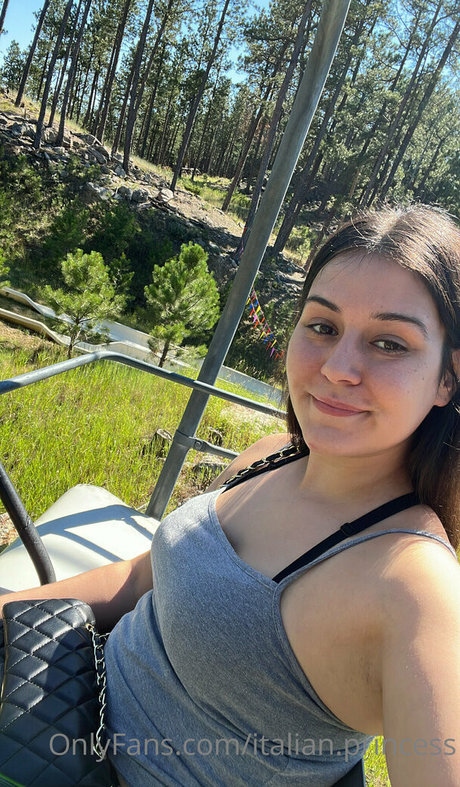 Naakte gelekte OnlyFans-foto van Italianprincess