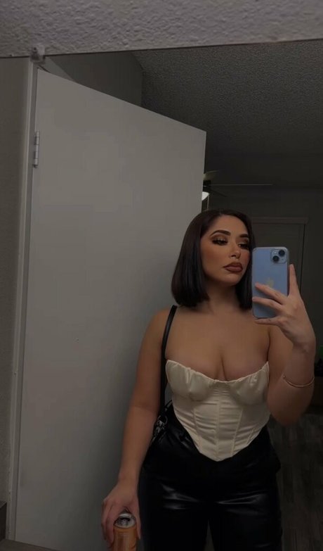 Naakte gelekte OnlyFans-foto van Emelyelenaa