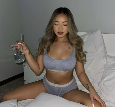 Naakte gelekte OnlyFans-foto van Lysia Lee