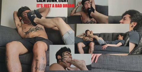 Naakte gelekte OnlyFans-foto van Latinfeetfantasies