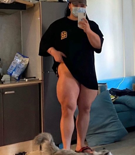 Naakte gelekte OnlyFans-foto van Guohui