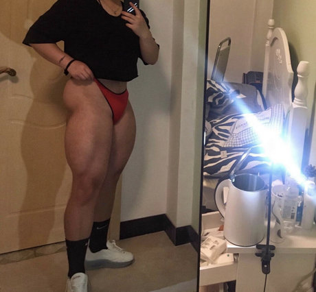 Naakte gelekte OnlyFans-foto van Guohui