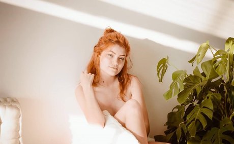 Naakte gelekte OnlyFans-foto van Ellora Haonne