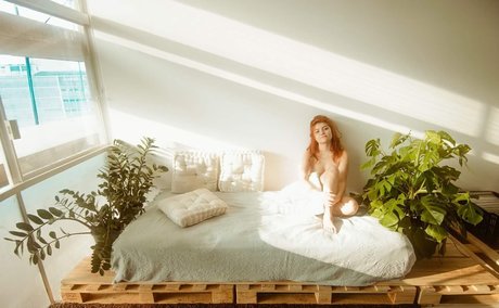 Naakte gelekte OnlyFans-foto van Ellora Haonne