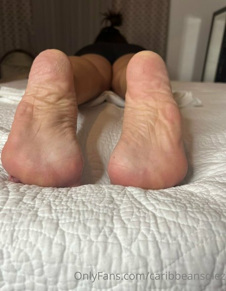 Naakte gelekte OnlyFans-foto van Caribbeansolez