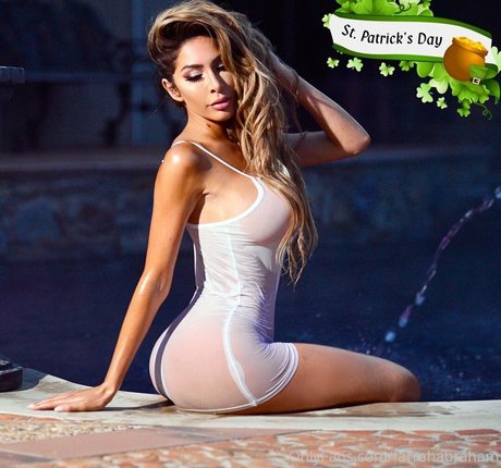 Naakte gelekte OnlyFans-foto van Farrahabraham