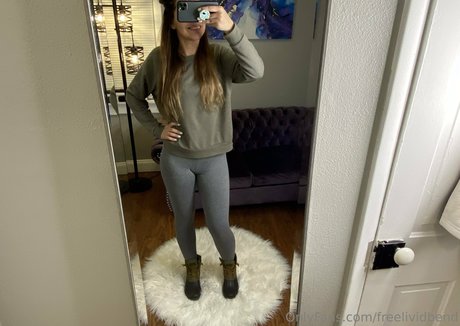 Naakte gelekte OnlyFans-foto van Freelividbend