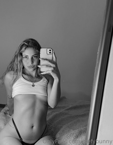 Naakte gelekte OnlyFans-foto van Stefybunny