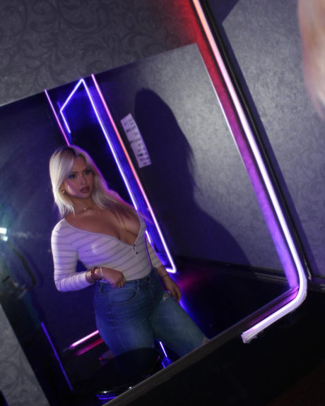 Naakte gelekte OnlyFans-foto van Babygirl
