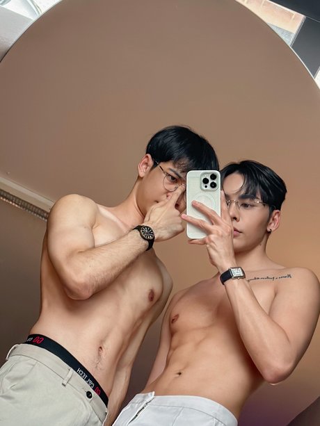 Naakte gelekte OnlyFans-foto van Channel Pop