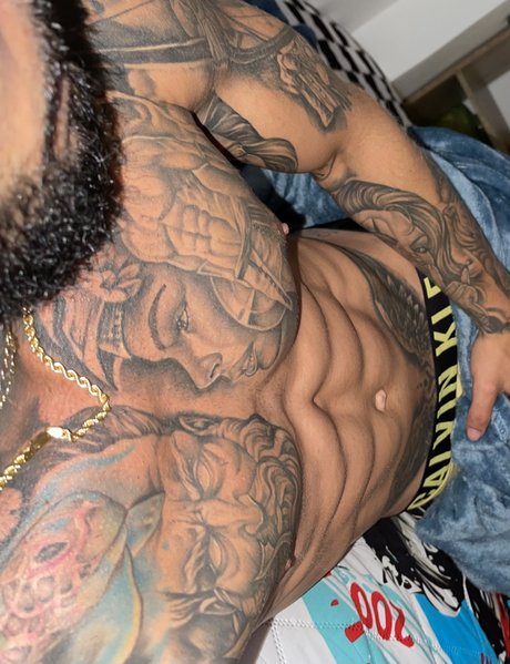 Naakte gelekte OnlyFans-foto van Dominic Fox