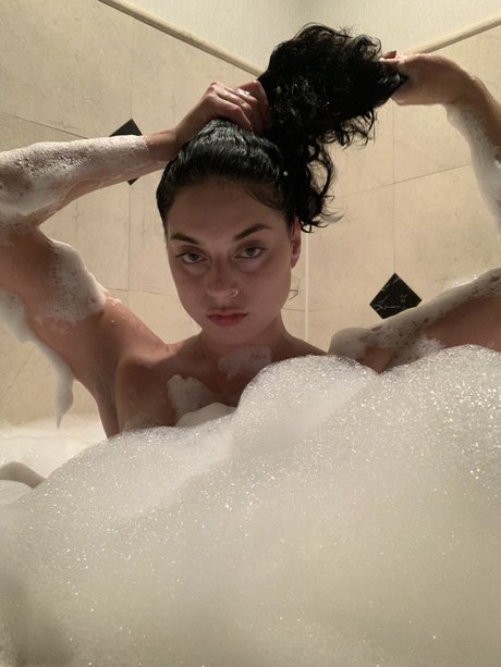 Naakte gelekte OnlyFans-foto van Ty