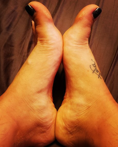 Naakte gelekte OnlyFans-foto van Pettitefeet91
