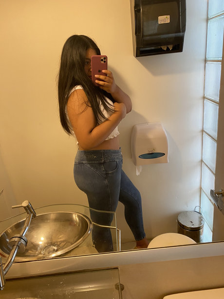 Naakte gelekte OnlyFans-foto van Diana Montalvo