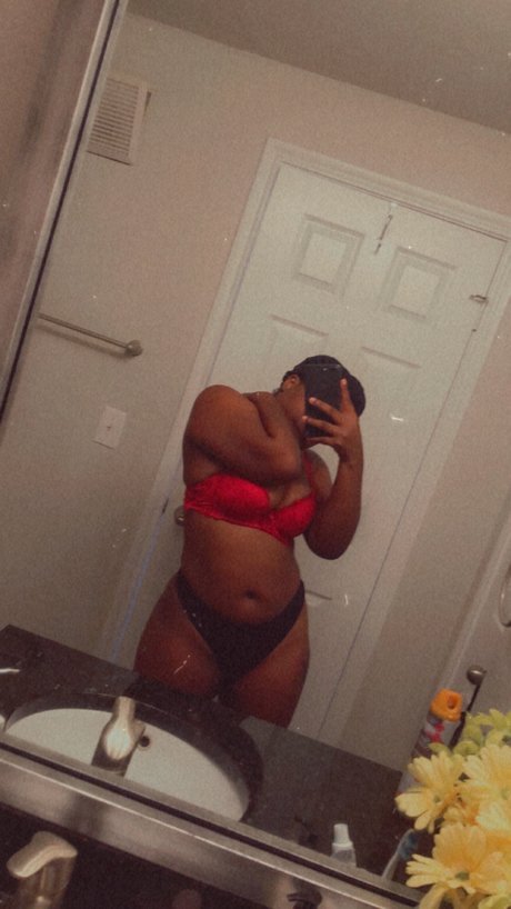 Naakte gelekte OnlyFans-foto van Thicka