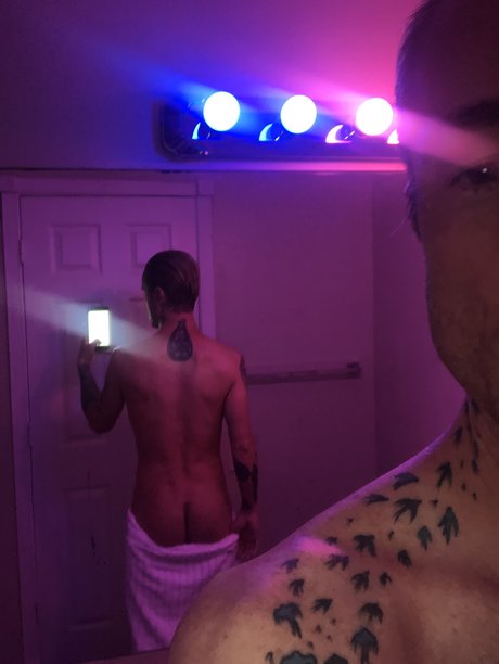Naakte gelekte OnlyFans-foto van Hardin Wolf