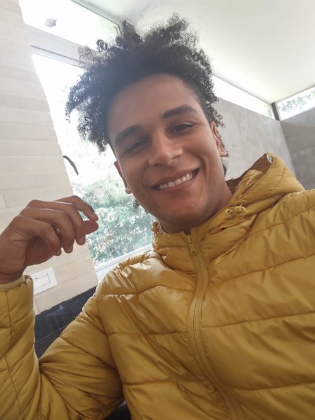 Naakte gelekte OnlyFans-foto van Alex Moreno