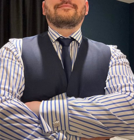 Naakte gelekte OnlyFans-foto van Officer Hardy Ceo