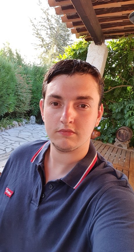 Naakte gelekte OnlyFans-foto van Gay22ans