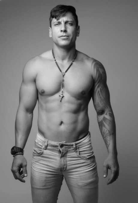 Naakte gelekte OnlyFans-foto van Guineto