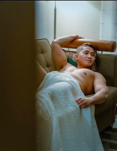Naakte gelekte OnlyFans-foto van Junel Drapete