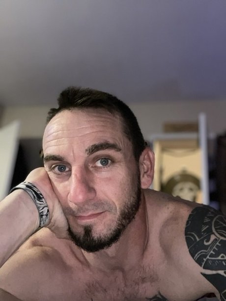 Naakte gelekte OnlyFans-foto van Richard Enyamoth
