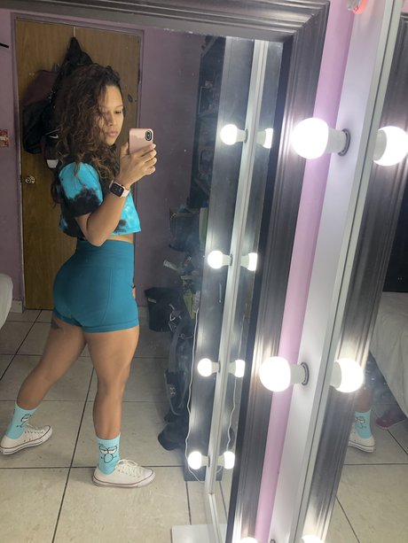 Naakte gelekte OnlyFans-foto van Abril