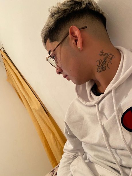Naakte gelekte OnlyFans-foto van Tahiel