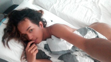 Naakte gelekte OnlyFans-foto van Sexy Thai Ladyboy 
