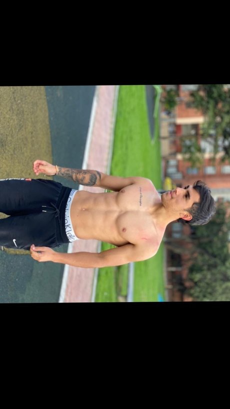 Naakte gelekte OnlyFans-foto van Santiago Quevedo