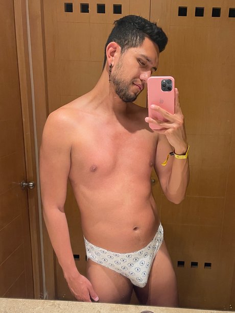 Naakte gelekte OnlyFans-foto van Carlos Vzquez