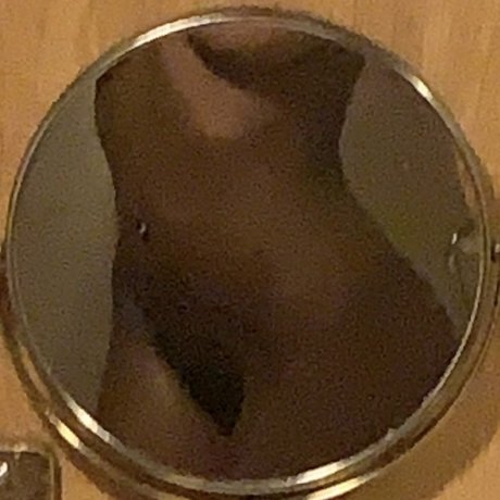 Naakte gelekte OnlyFans-foto van Ari