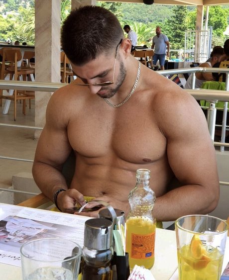 Naakte gelekte OnlyFans-foto van Becanovic
