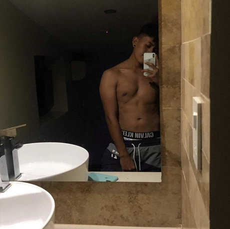 Naakte gelekte OnlyFans-foto van Santana Deivi