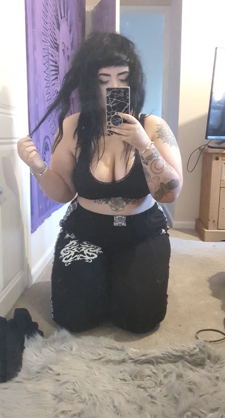 Naakte gelekte OnlyFans-foto van Gothbitch