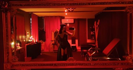 Naakte gelekte OnlyFans-foto van Mistress Min  Femdom