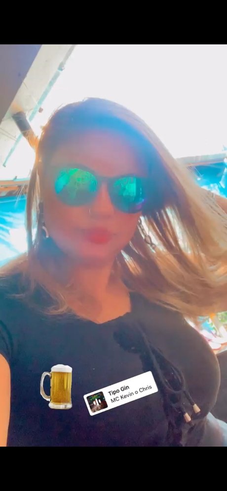 Naakte gelekte OnlyFans-foto van Carey