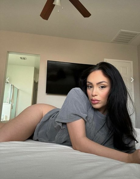 Naakte gelekte OnlyFans-foto van Rayleen Vega