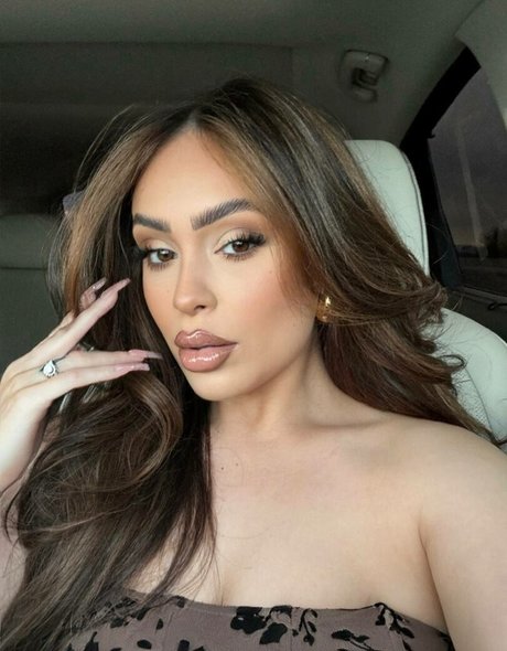 Naakte gelekte OnlyFans-foto van Rayleen Vega