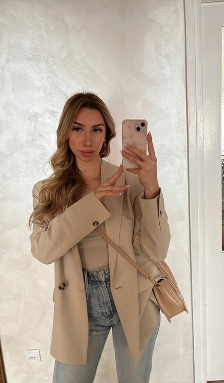 Naakte gelekte OnlyFans-foto van Alexndraca