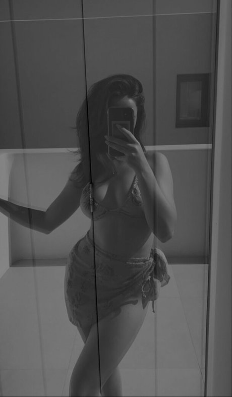 Naakte gelekte OnlyFans-foto van Antonia Chiara