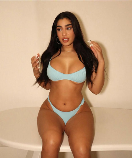 Naakte gelekte OnlyFans-foto van Parmidashahh