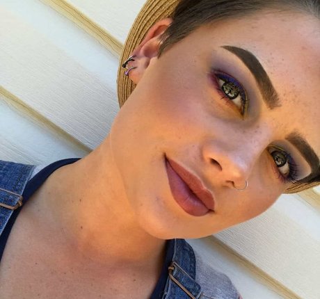 Naakte gelekte OnlyFans-foto van Hallie Clark