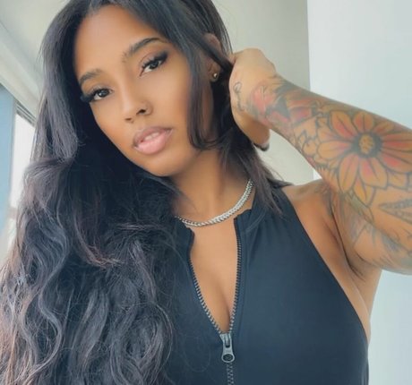 Naakte gelekte OnlyFans-foto van Sasha Chevolleau